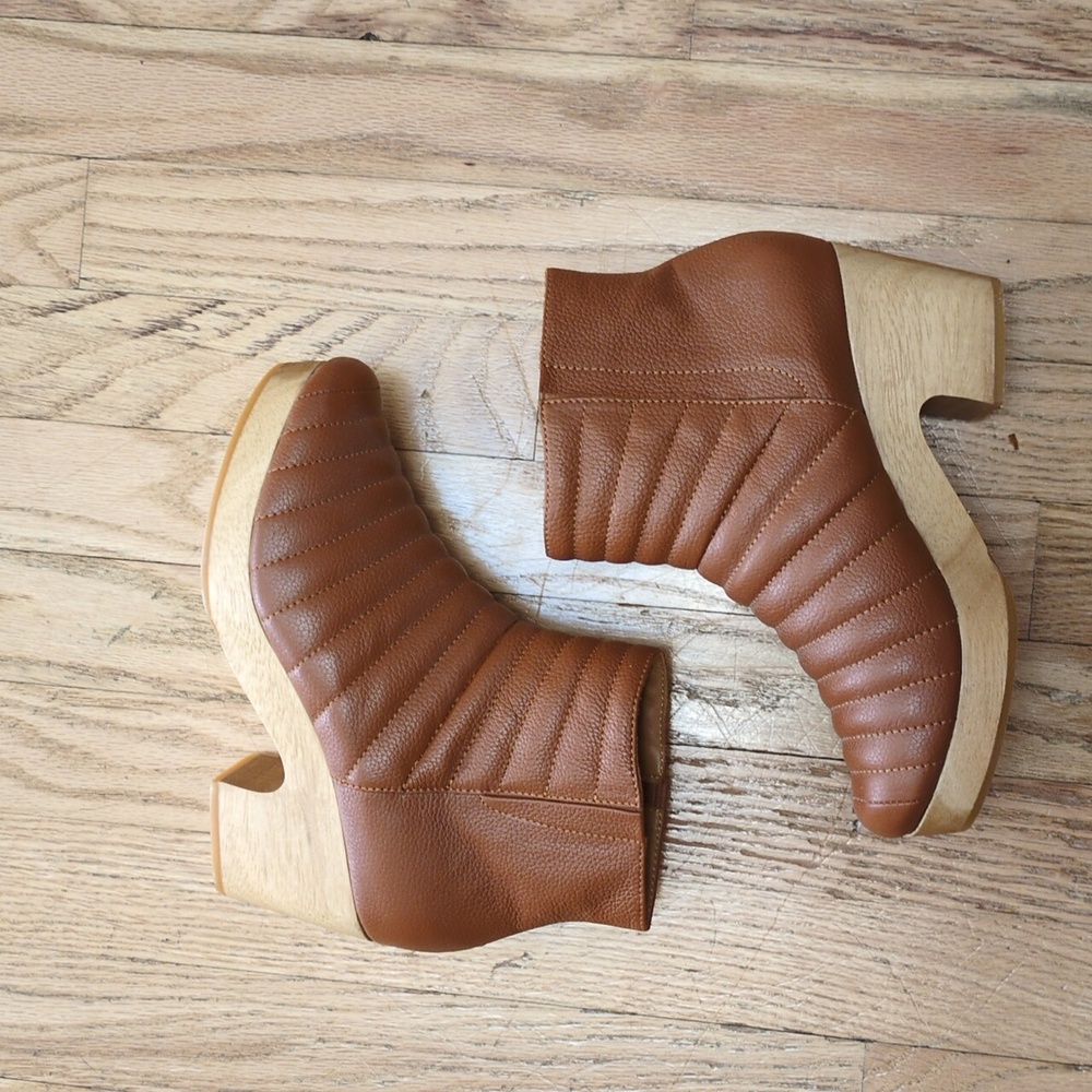 NWOT Beklina Ribbed Boot